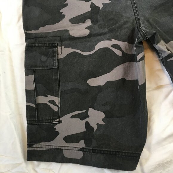Foot Locker Mens Camo Cargo Shorts Size 34 Pockets Cotton Zipper Gray Camouflage - Picture 10 of 14